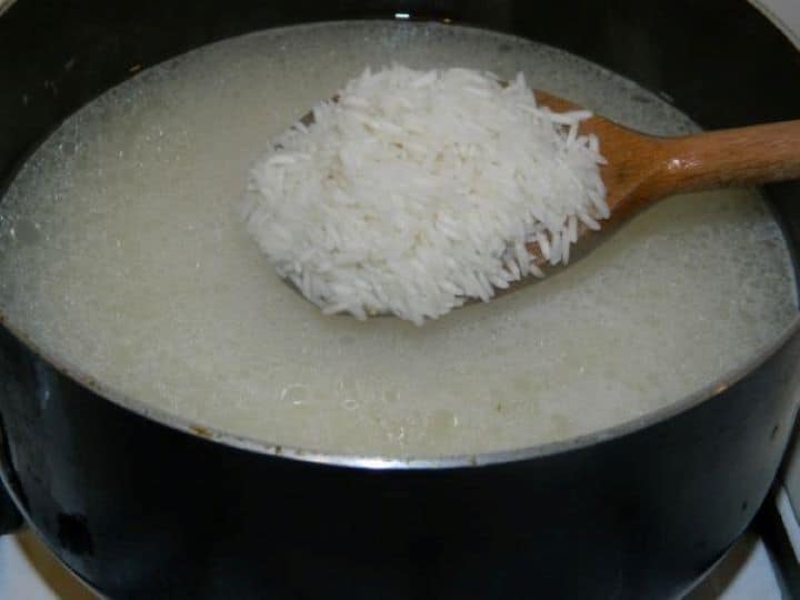 Cabbage Casserole Recipe-Boiling Rice Boiling Rice in the Pot