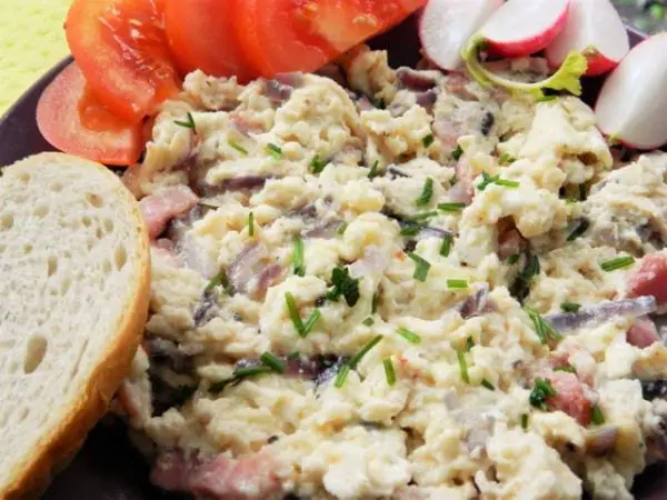 Best scrambled eggs recipe with onion, bacon and cheese