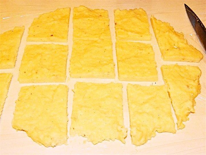 Sweet Fried Semolina Pudding Recipe-Cutting Cooled Semolina Pudding Cutting Cooled Semolina Pudding on the Table