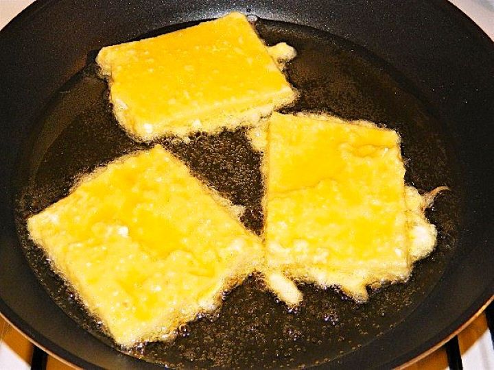 Sweet Fried Semolina Pudding Recipe-Frying Semolina Pudding Slice Frying Semolina Pudding Slice in the Pan