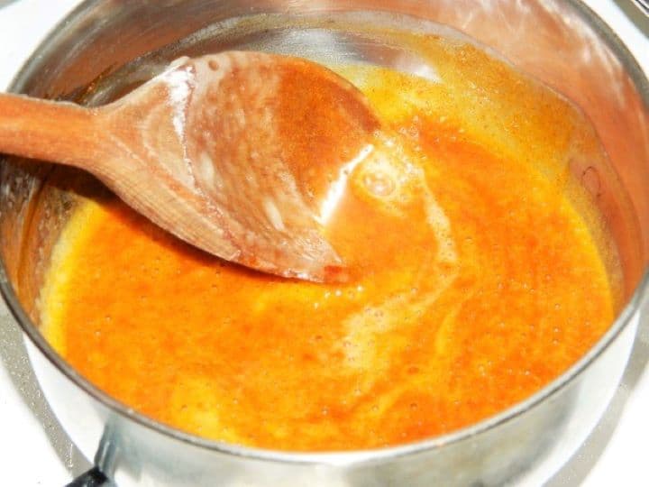Thickening paste ready A smooth, homogeneous red paprika roux paste mixed with water, ready to thicken the sauerkraut soup.