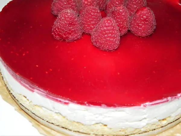 Best Raspberry Cheesecake Recipe-Decorating the Cheesecake with Fresh Raspberry