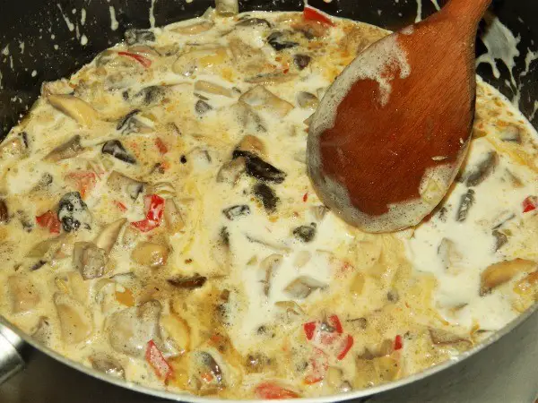 Best Creamy Mushroom Pasta Recipe-Thickening the Mushrooms Stew