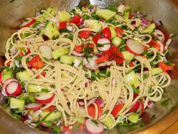 Best Spaghetti Salad Recipe-Mixing the Boiled Spaghetti With the Cut Vegetable in the Bowl
