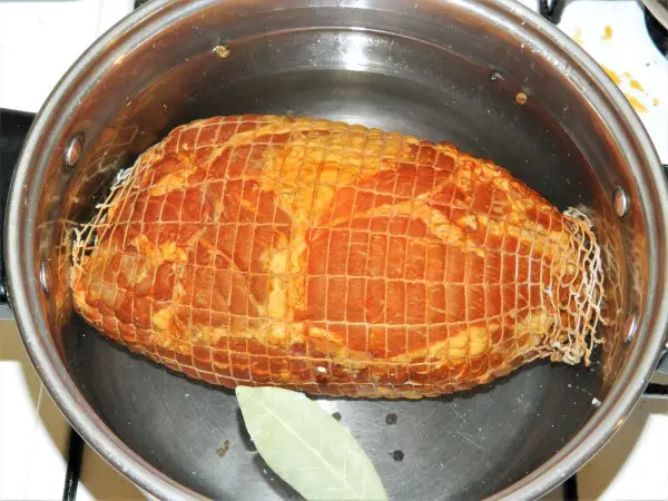 Best Easter Ham Recipe-Boiling Smoked Ham With Pepper and Bay Leave 