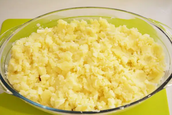 Best Cheesy Potato Casserole Recipe-Grated Potato on the Eggs and Fried Sausage