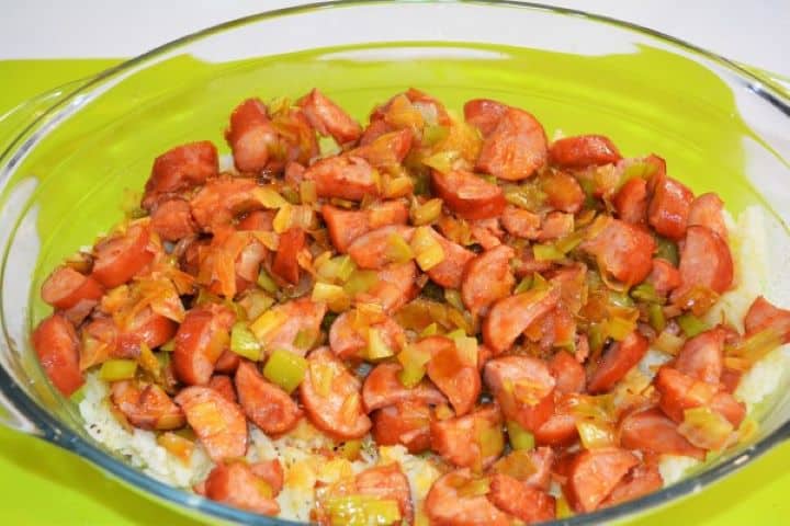 Best Cheesy Potato Casserole Recipe-Fried Sausage and Leak on Grated Potato in Glass Roaster Fried Sausage and Leek on Grated Potato in the Glass Roaster