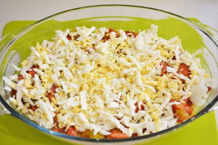 Best Cheesy Potato Casserole Recipe-Grated Eggs on Fried Sausage and Leak Grated Eggs on Fried Sausage and Leek