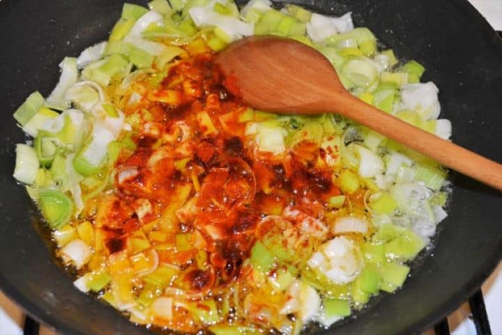 Best Cheesy Potato Casserole Recipe-Seasoned Frying Chopped Leaks Seasoned Frying Chopped Leek in the Pan