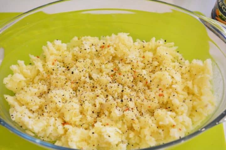 Best Cheesy Potato Casserole Recipe-Seasoned Grated Potato in Glass Roaster Seasoned Grated Potato in the Glass Roaster