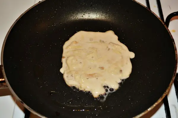 Easy Cinnamon Apple Pancakes Recipe-Frying Pancake on the First Side