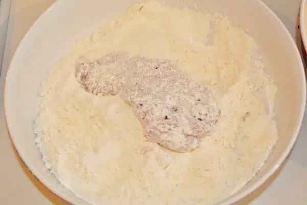 Fried Breaded Pork Chops Recipe-Coating Chop in Flour