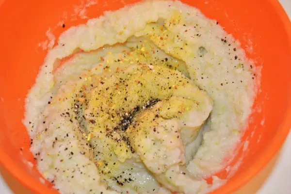 Best Creamed Cauliflower Recipe-Seasoned Mashed Cauliflower in the Bowl