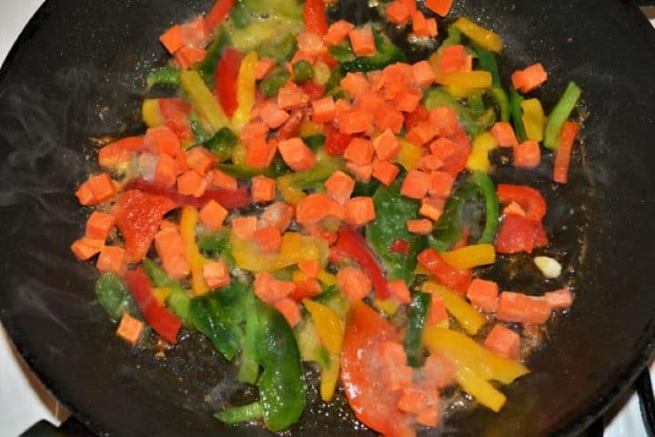 King Prawn Noodles Recipe - Frying Peppers and Carrots Cubes Frying Bell Peppers and Carrots Cubes in the Pan