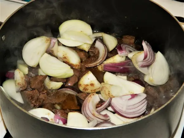 Sauteed Chicken Livers With Onion - Put Sliced Onions on the Fried Livers in a Pot