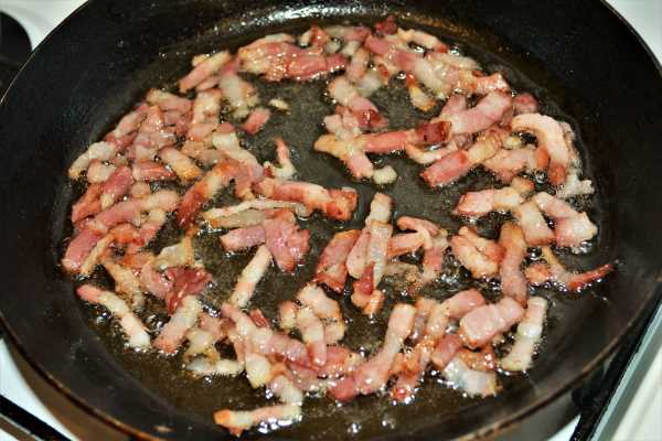 Romaine Lettuce Soup Recipe-Fried Chopped Bacon in the Pan