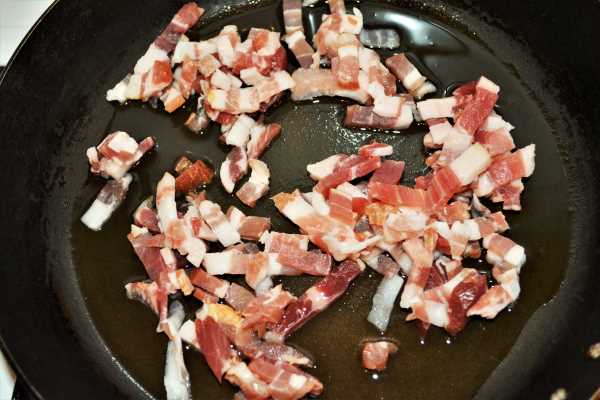 Romaine Lettuce Soup Recipe-Frying Chopped Bacon in the Pan