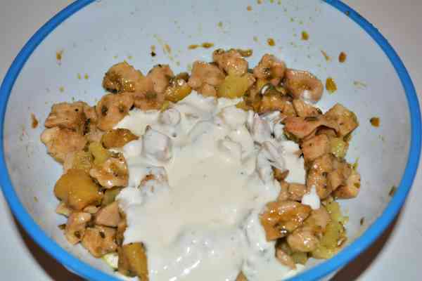 Chicken Breast With Pineapple-Add Mixed Mayonnaise to Fried Chicken Breast in the Bowl