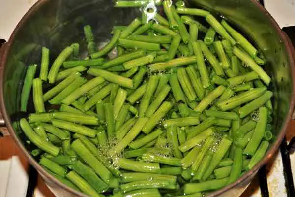 Green Bean Salad With Garlic Cream-Boiling Green Beans