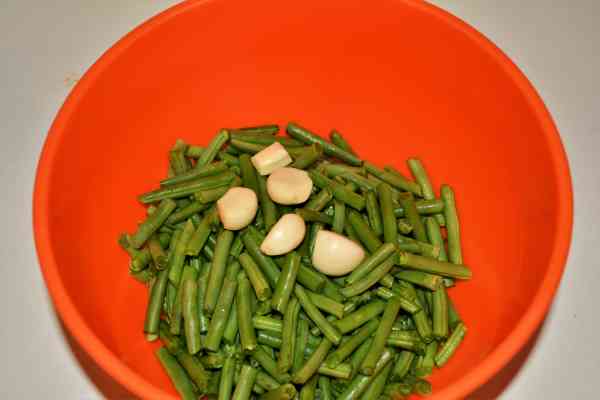 Green Bean Salad With Garlic Cream-Clean and Cut Green Beans and Peeled Garlic Cloves in the Bowl