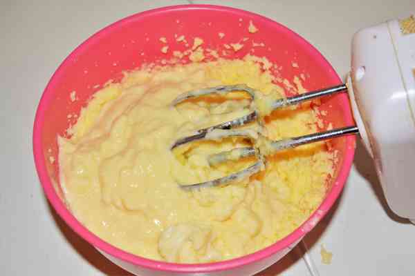 Floating Island Cake Recipe-Pouring Cold Pudding on Mixed Butter Cream