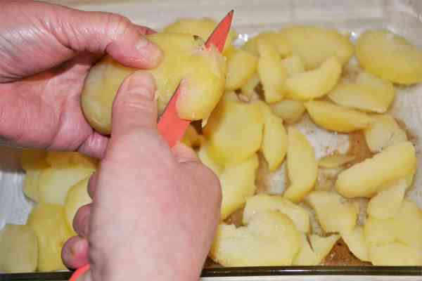 Easy Potato Moussaka Recipe-Cutting Boiled Potatoes in the Oven Tray