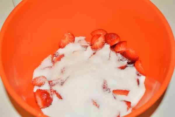 Strawberry Mousse Recipe Without Gelatin-Strawberry Cut in Pieces and Sugar in the Bowl