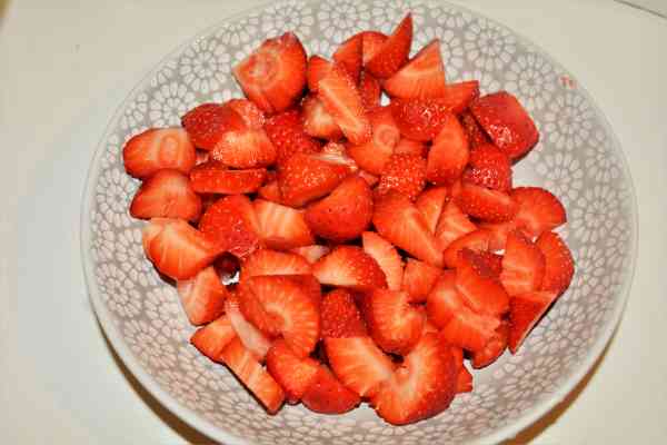 Strawberry Mousse Recipe Without Gelatin-Strawberry Cut in Pieces in the Bowl