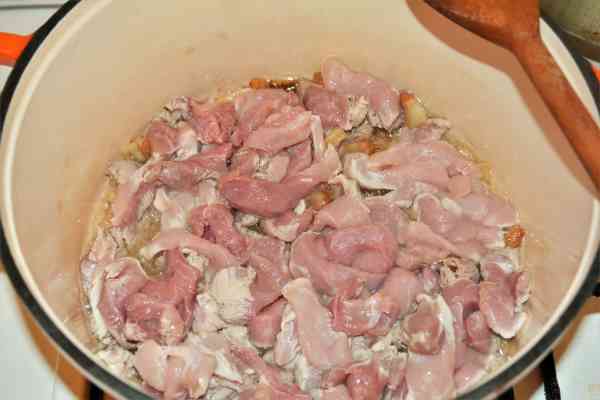 Brasov Roast Recipe-Frying Pork Strips in the Pot Over the Bacon