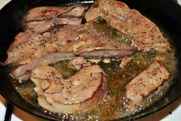 Fried-Pork-Liver-Recipe-Frying-Liver-Slices-in-the-Frying-Pan-Turned-On