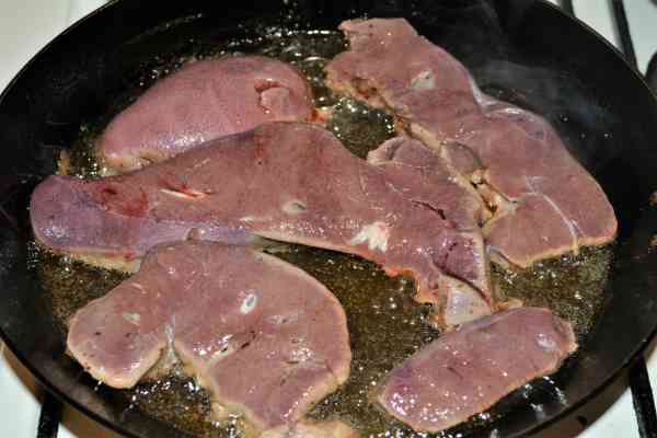 Fried-Pork-Liver-Recipe-Frying-Liver-Slices-in-the-Frying-Pan
