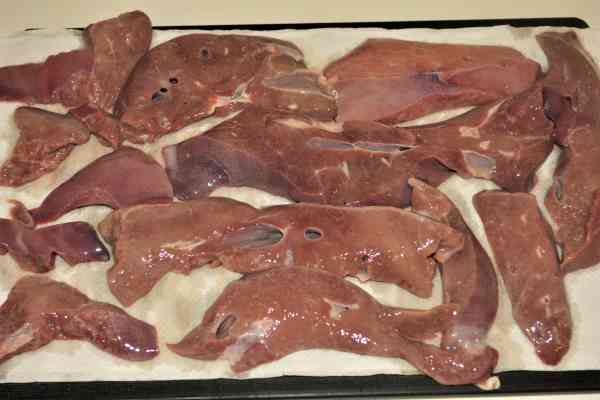 Fried Pork Liver Recipe-Pork Liver Slices Drying on Paper Towel