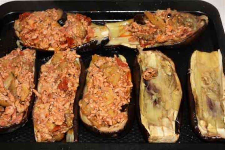 Stuffed Aubergines Recipe-Stuffing the Half Aubergines With Mince Stuffing the Half Aubergines With Mince