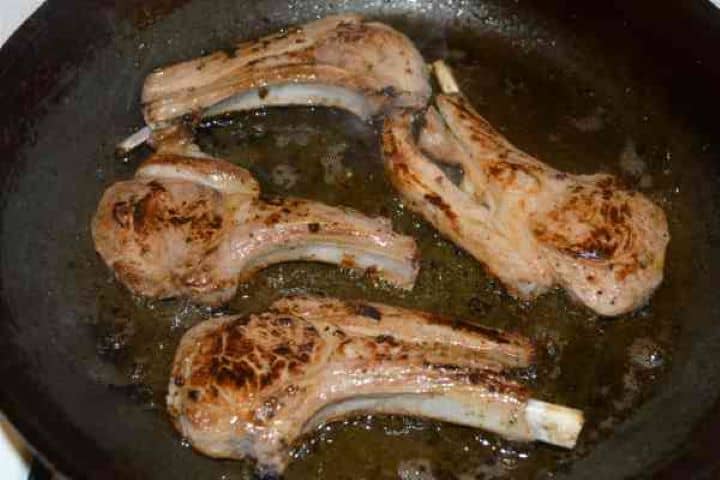 Greek Lamb Chops Recipe-Fried Lamb Chops in the Pan Cooked Greek lamb chops with caramelized golden edges resting in the pan before serving.