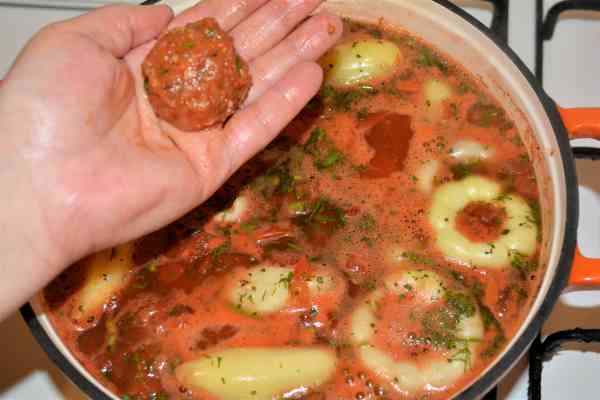 Hungarian Stuffed Peppers-Add Remaining Filling Balls in the Simmering Stuffed Peppers