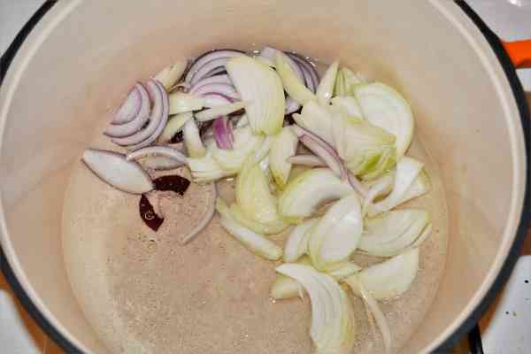 Meatloaf Pate Recipe-Frying Sliced Onions in the Pot