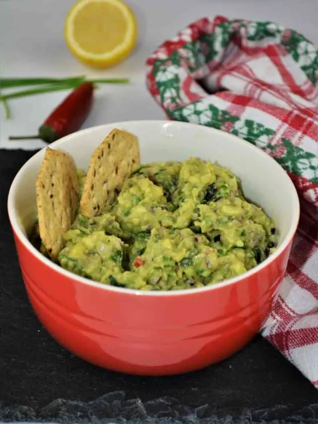 cropped-Best-Homemade-Guacamole-Recipe-Served-in-Bowl-With-Crackers2.jpg