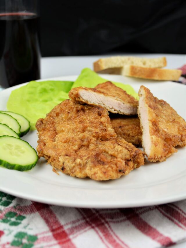 cropped-Turkey-Schnitzel-Recipe-Served-on-Plate-With-Cucumber-and-Lettuce4.4.jpg