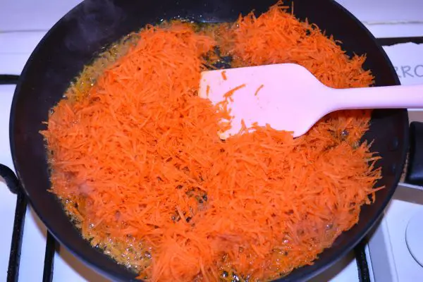 Tripe Soup Recipe-Frying Grated Carrots in the Pan