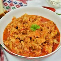 cropped-Turkey-Cabbage-Stew-Recipe-Served-in-Bowl-With-Bread-and-Sour-Cream4.2.jpg
