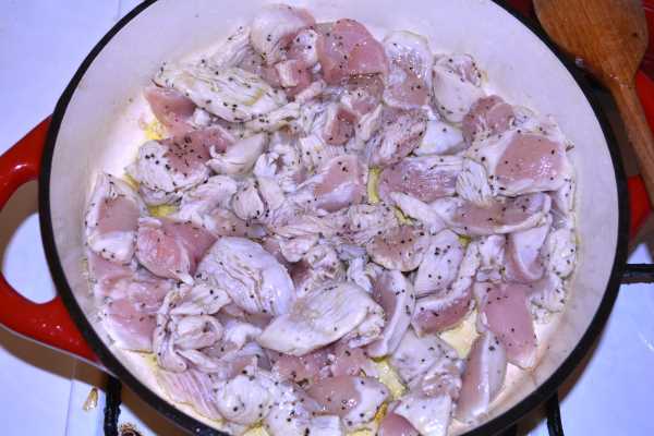 Chicken and Mushroom Alfredo-Frying Chicken Cubes in the Pot