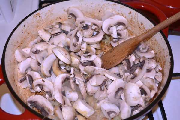 Chicken and Mushroom Alfredo-Sliced Mushrooms in the Pot