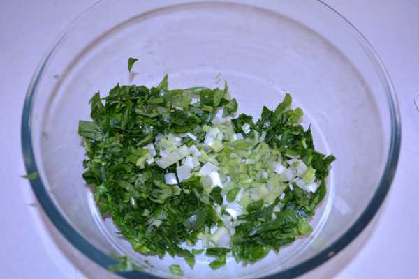 Spinach and Feta Rolls-Chopped Spinach and Leek in the Bowl