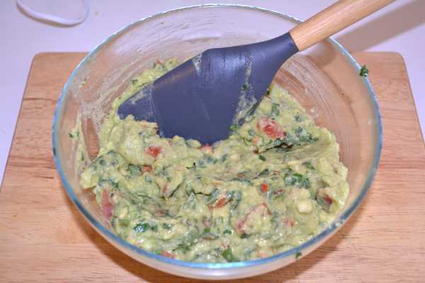 Vegan Guacamole-Mixed Avocado Dip in the Bowl