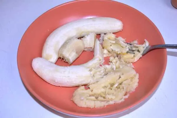 Sugar-Free Banana Bread-Mashing Banana on the Plate