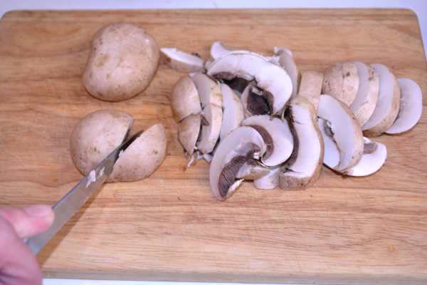 Vegan Garlic Mushrooms-Sliced Mushrooms on the Chopping Board
