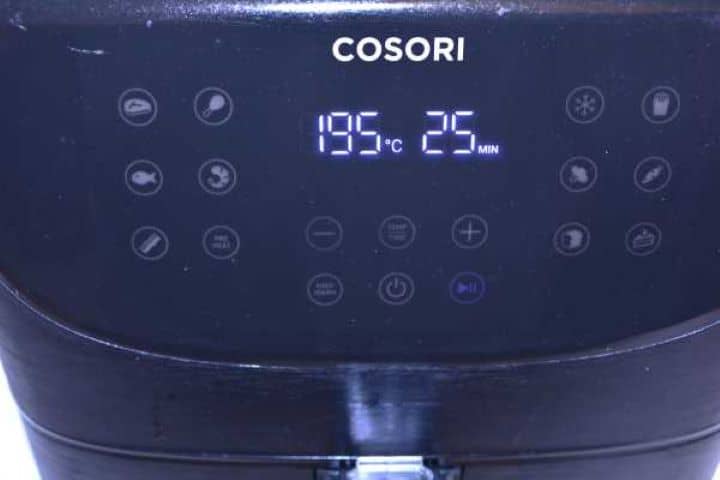 Presets Cosori air fryer digital control panel display set to 195 degrees Celsius for cooking chicken wings.