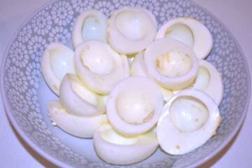 Traditional Deviled Eggs (without vinegar) - Cooking Up Memories