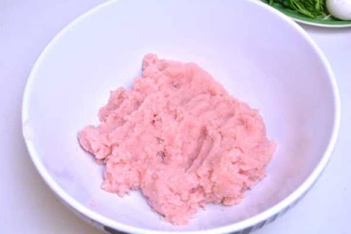 Mince Freshly ground lean turkey breast mince in a white mixing bowl.