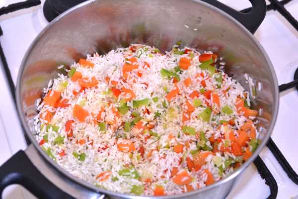 Vegetable Rice Pilaf Recipe-Frying Vegetables and Rice in the Pot